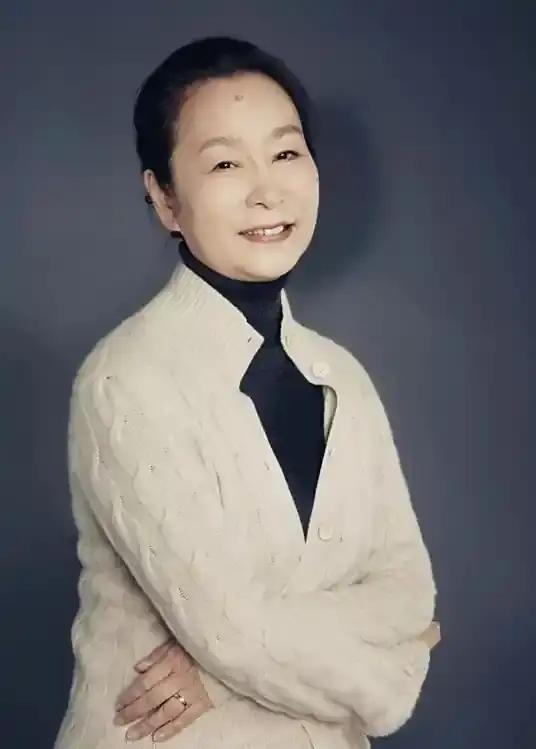 1992年，她和巍子演夫妻。1994年，她和丈夫离了婚。四个月后，她生下了儿子。