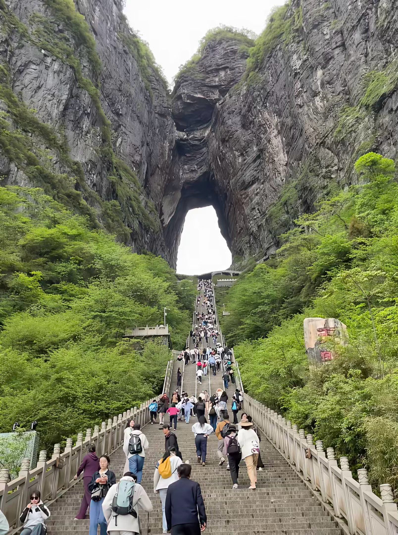 奉劝大家，千万不要带任何人旅游，我上个月带了我姐一家，肠子都悔青了。本来是我跟我