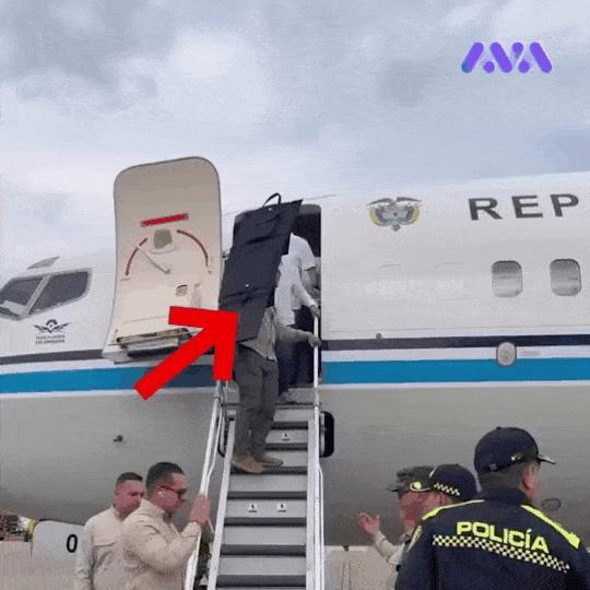 这国家肯定没人安全。哥伦比亚总统古斯塔沃·佩特罗在国内走下飞机。看一下防护等级，