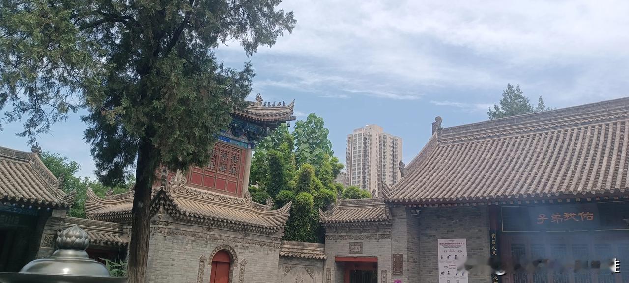 闹市中的宁静，让古老的风景变得有感觉，有韵味。远方的激光击穿时空，让记忆暴露在春