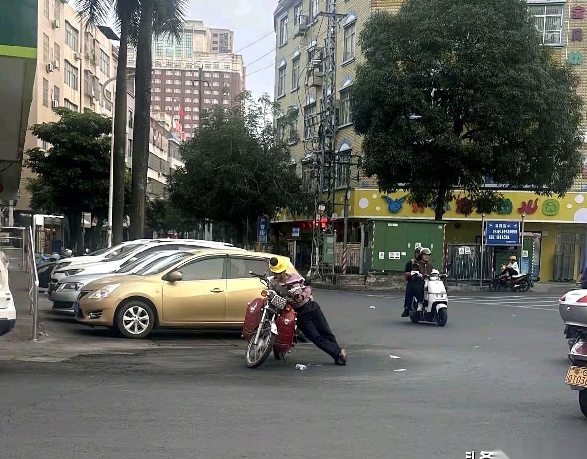 大城市里，这摩的佬的站姿，就透着一股不好惹的气场。
脚不是踩在地上，是蹬在马路牙