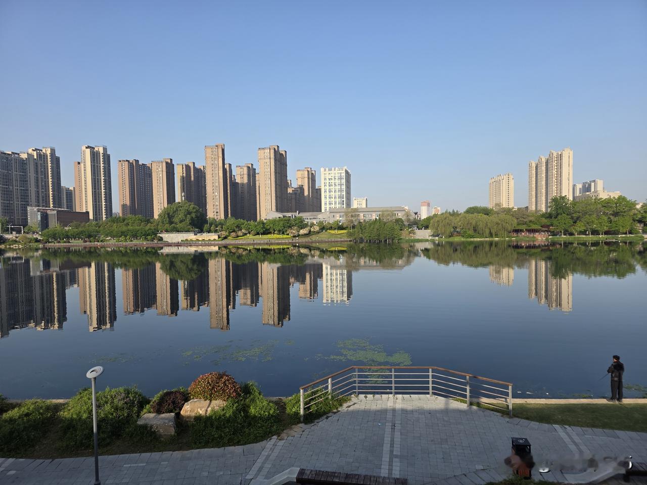 水天一色美如画，
心情愉悦乐开花。
清晨出来走一走，
快乐生活每天有。
人生最多