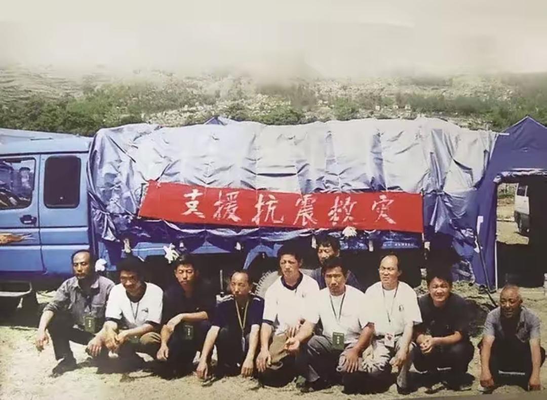 10个山东大汉吃饭，却只点了俩最便宜的素菜，老板娘满脸鄙夷。谁料，当她看到他们开