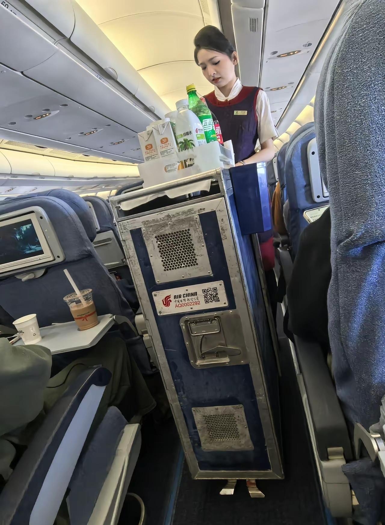 我滴个天奶！这颜值为啥不去当明星呢？真是可惜了……