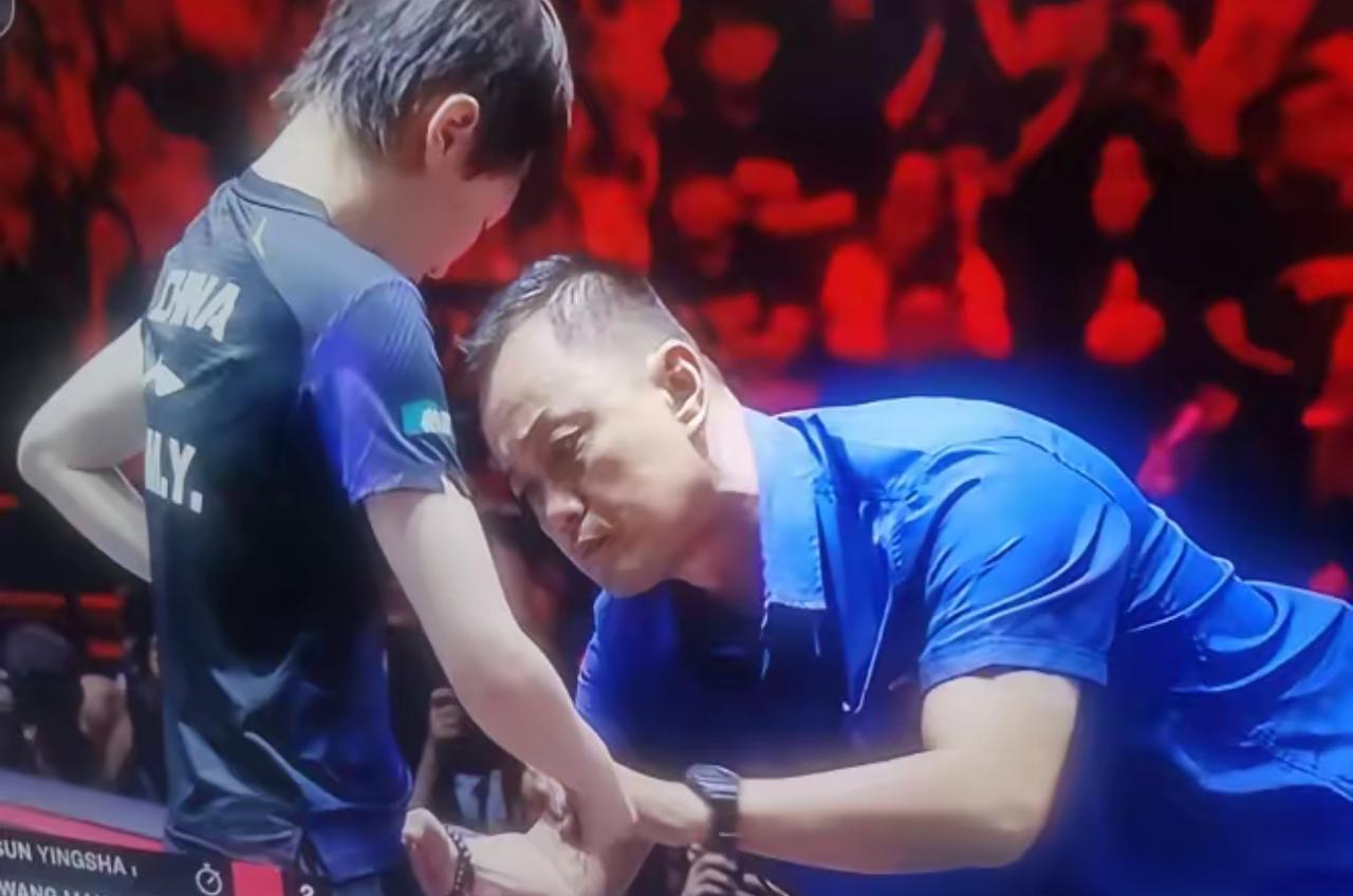 这可真是丢人丢到国际上了！昨晚的WTT新加坡大满贯女单决赛，国乒队员孙颖莎和王曼