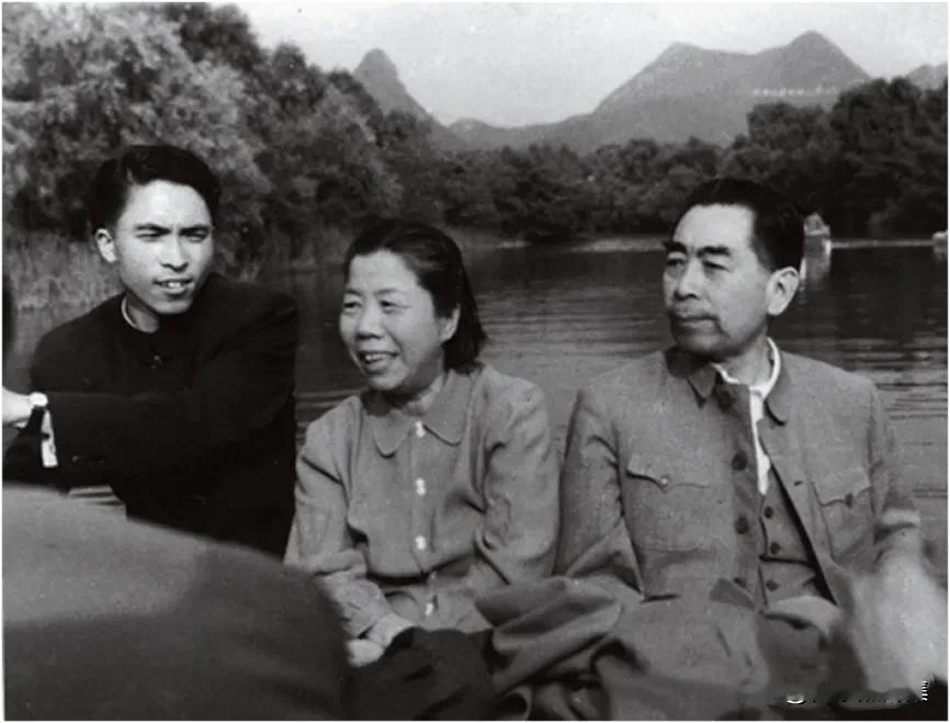 1960年5月3日上午，刚刚结束对缅甸、印度、尼泊尔等十四国访问归来的周恩来总理