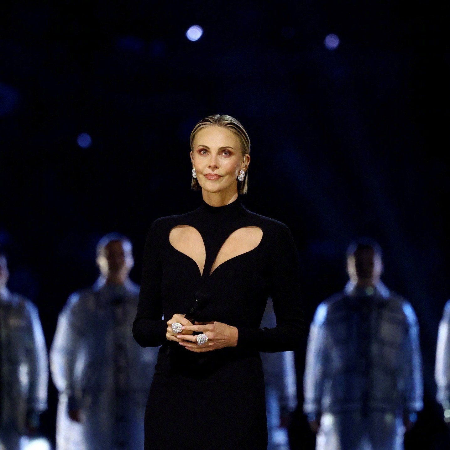 查理兹·塞隆以联合国和平大使的身份亮相米兰冬奥会开幕式。 