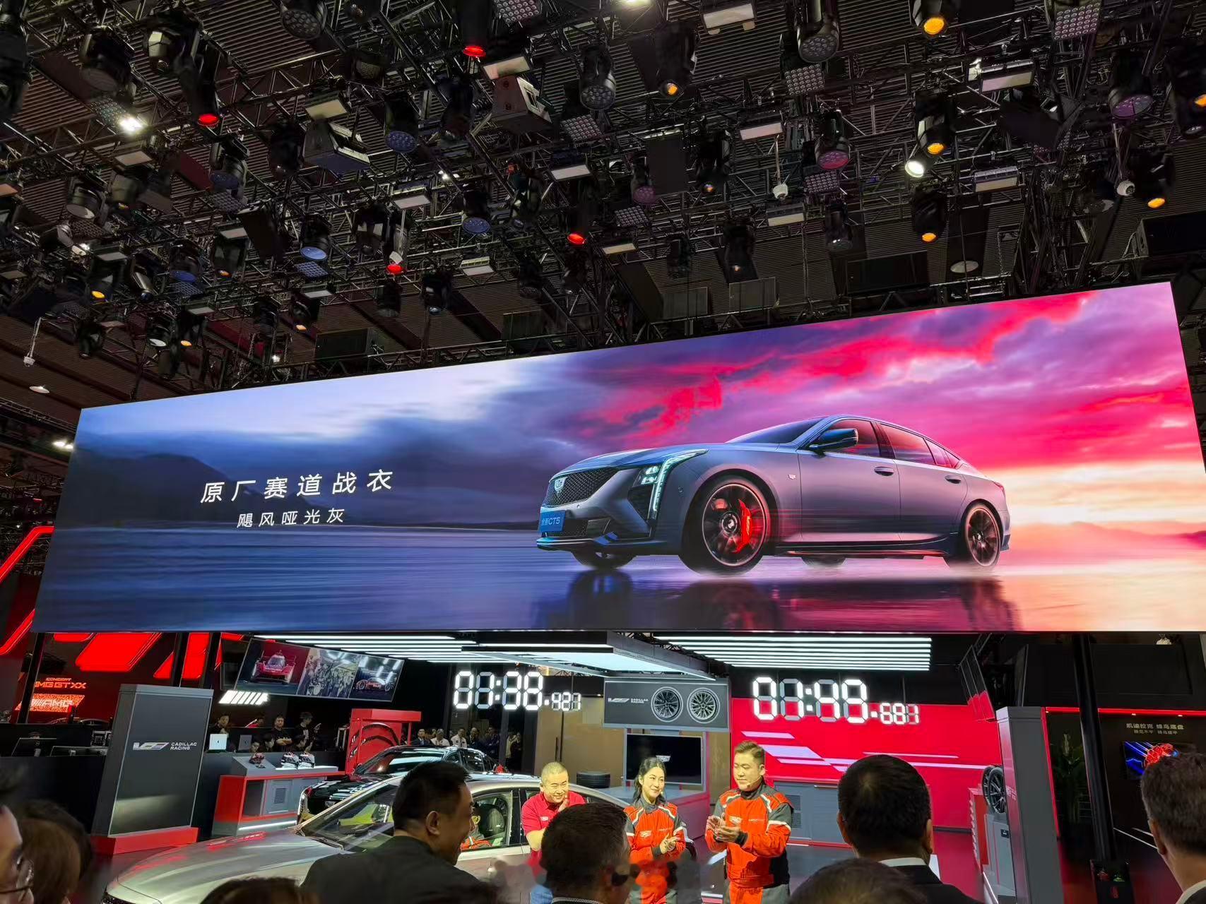 广州车展上，凯迪拉克是拿出了改装的话题，V专属性能车色「飓风哑光灰」及V专属红色