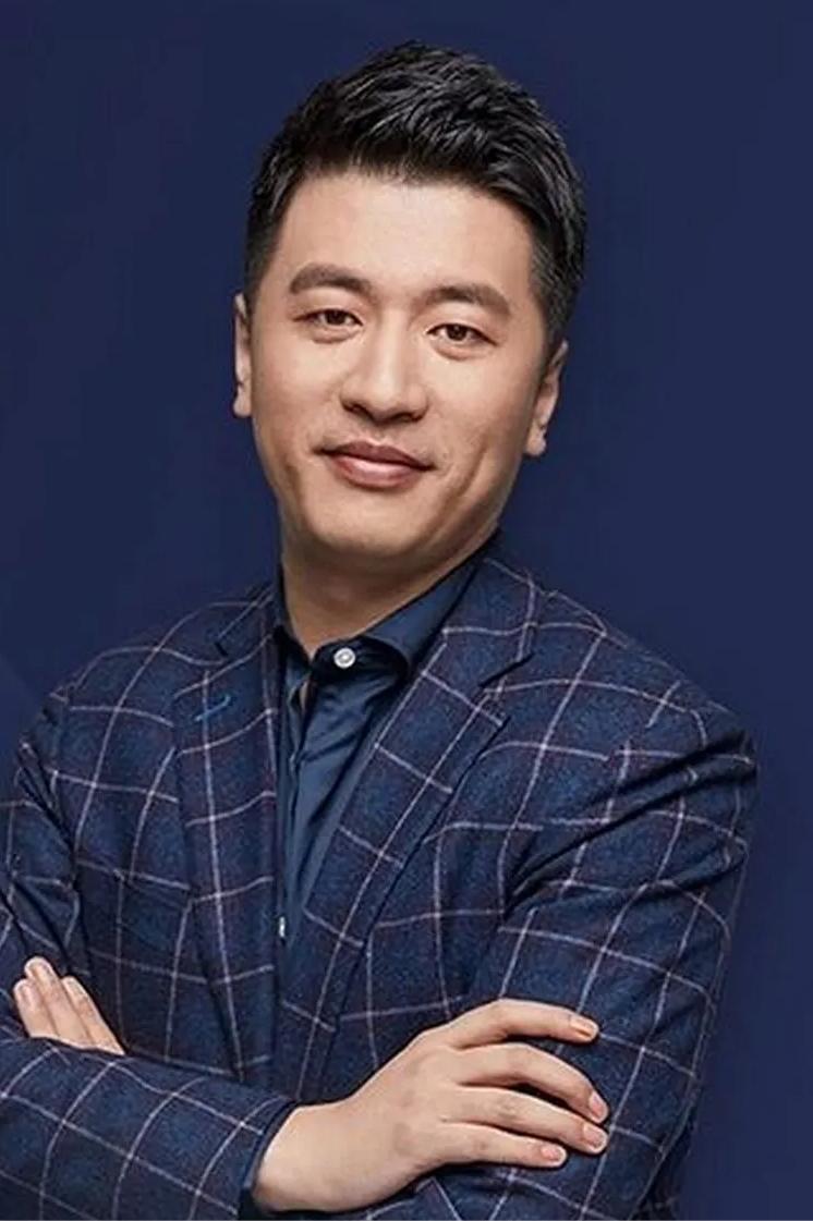 大网红张雪峰说，第一次去北京，是我爸爸妈妈送我去上学，经过北京，从东北到郑州大学