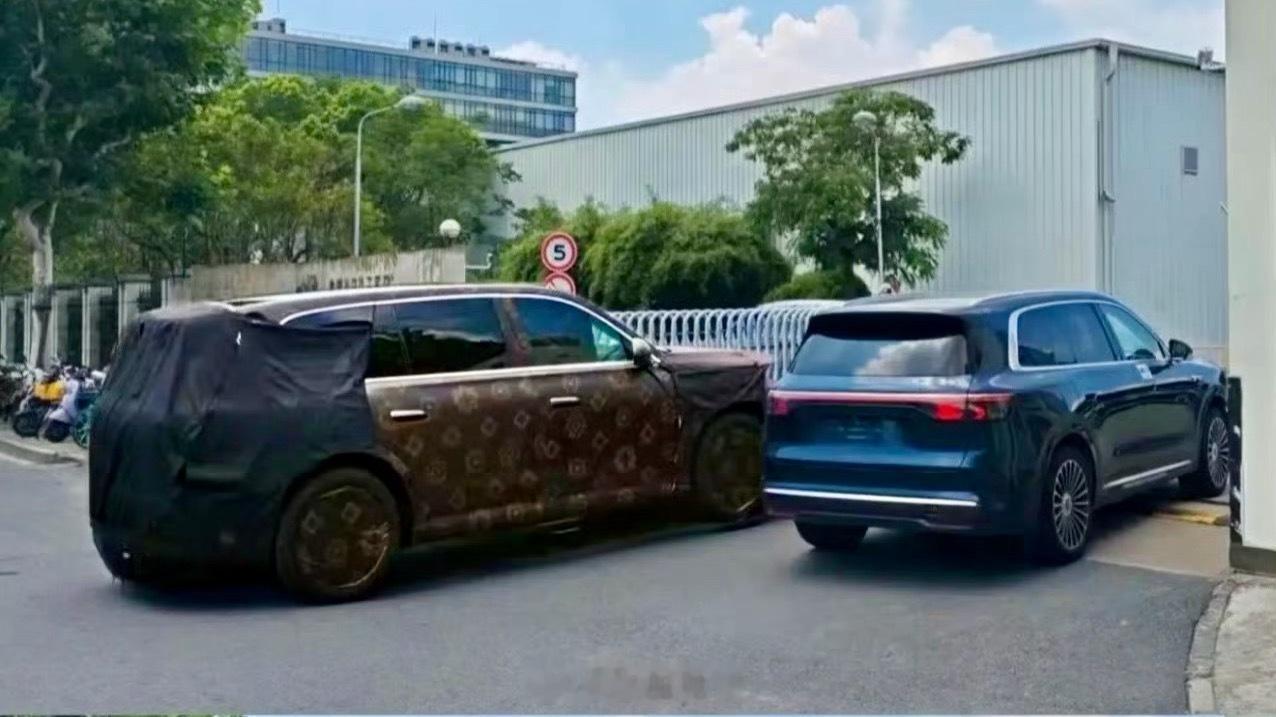 疑似问界M9L的谍照被拍到了，肉眼可见的大，比摆旁边的问界M8大了一大圈。已知M