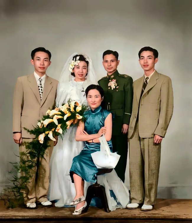 这是一九四七年陆小曼在南京参加侄女陆宗麟婚礼时留下的一张照片 