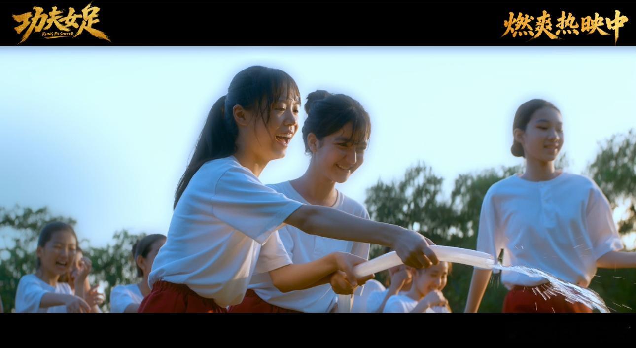 功夫女足张小斐迪丽热巴从小好到大平时嘴上互怼“你烦不烦”“就你能耐”，转头双双一