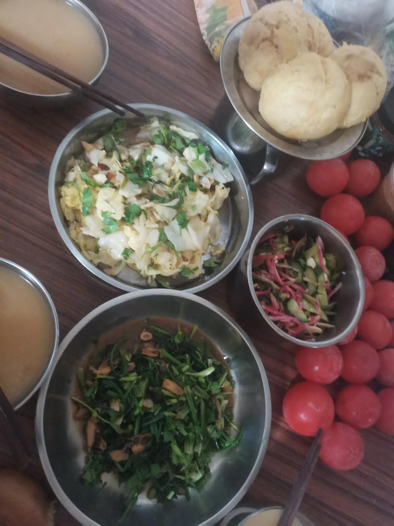 木桌摆满美食，佳肴香醇入心间。