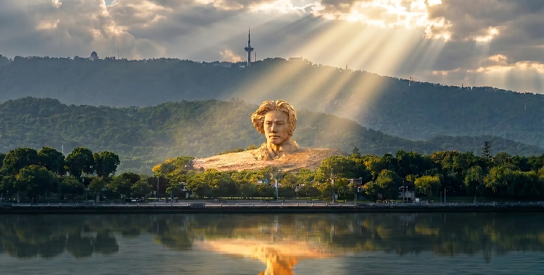 独立寒秋，湘江北去，橘子洲头。 看万山红遍，层林尽染；漫江碧透，百舸争流。 鹰击