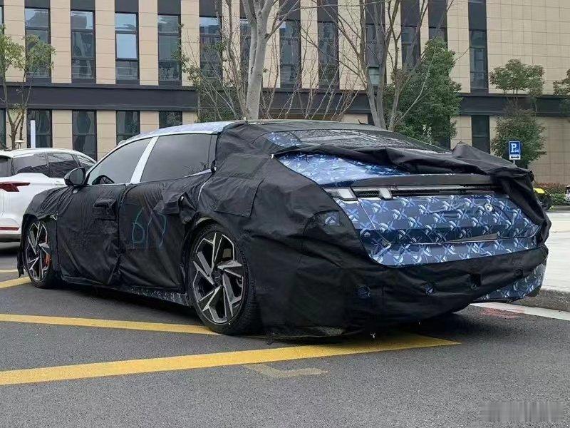 从尾灯来看，应该是领克系的新车，看这个尺寸也不小，车身长度应该超过5米，看来领克