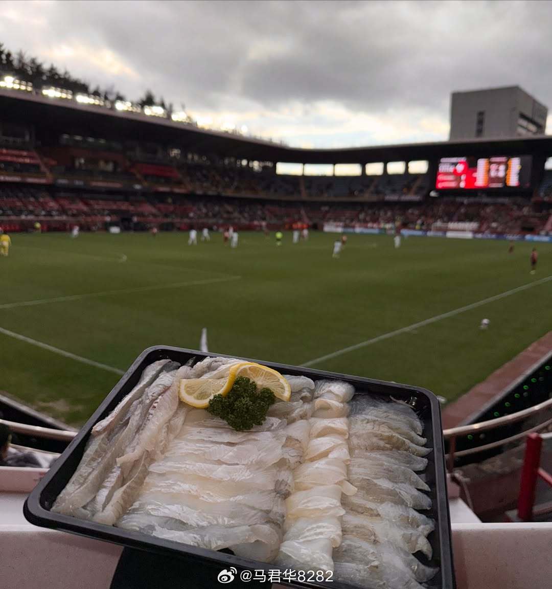 这就是东海岸？K联赛浦项铁人的主场新增了BAR Table，还可以点生鱼片。最近