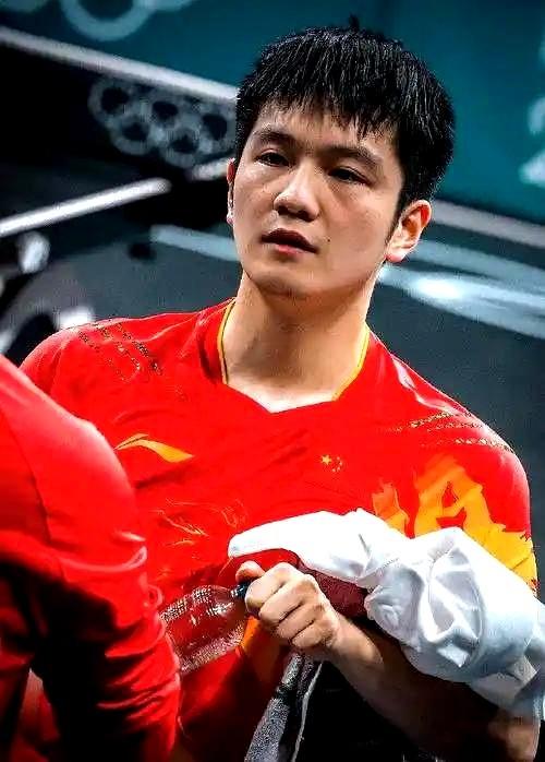 看到小胖不参赛的消息，心里咯噔一下，但又觉得，就该这样。
最近看他训练的视频，肩