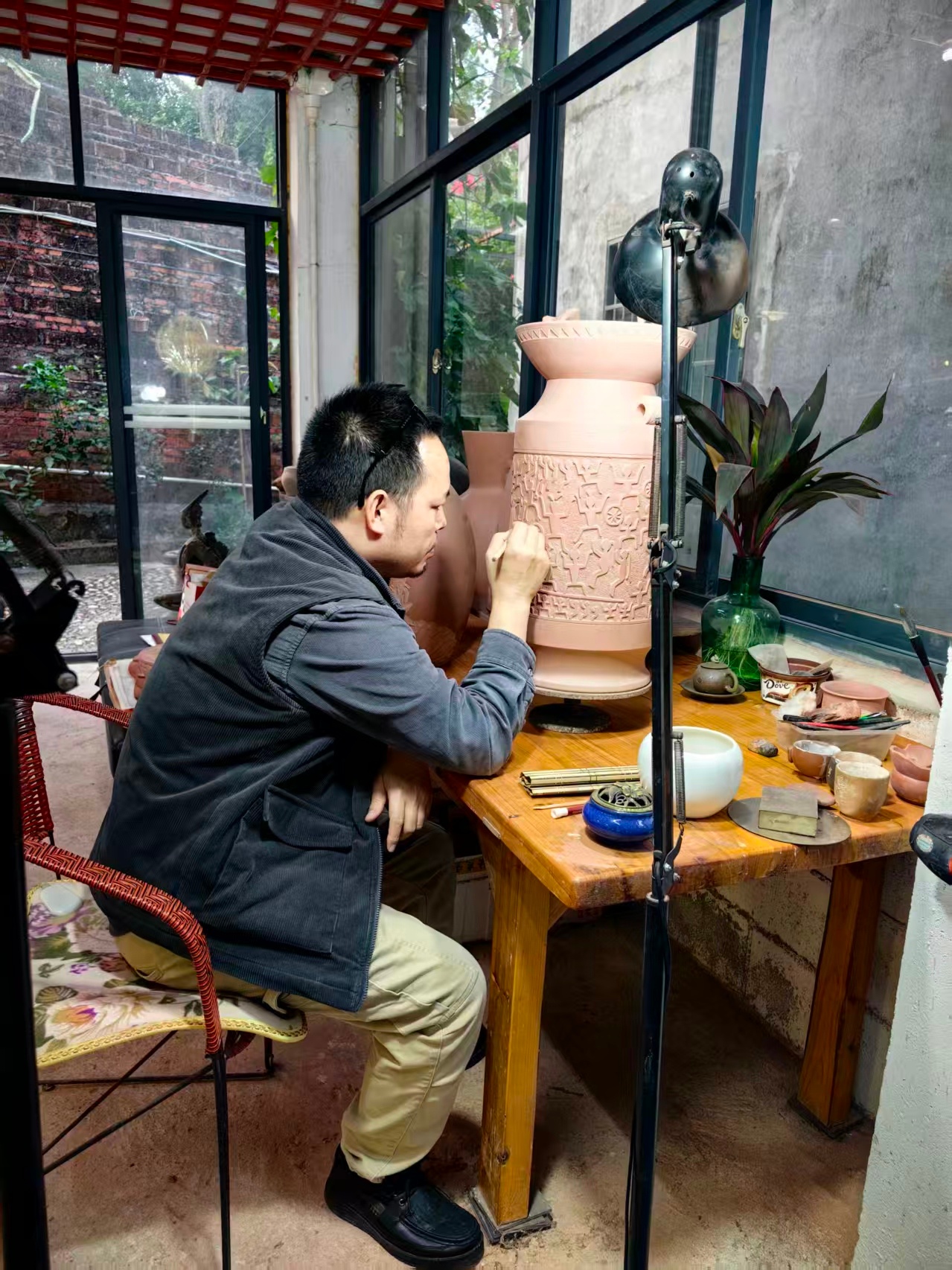 蚝美钦州潮听河海 钦州市是四大名陶故里，坭兴陶大师王宝祥也是坭兴陶的领军人物。王