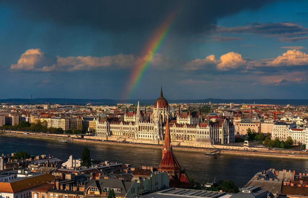 去年在这里拍摄到了彩虹，这次依然，真的是福地。布达佩斯给了我最大的惊喜！日落金色