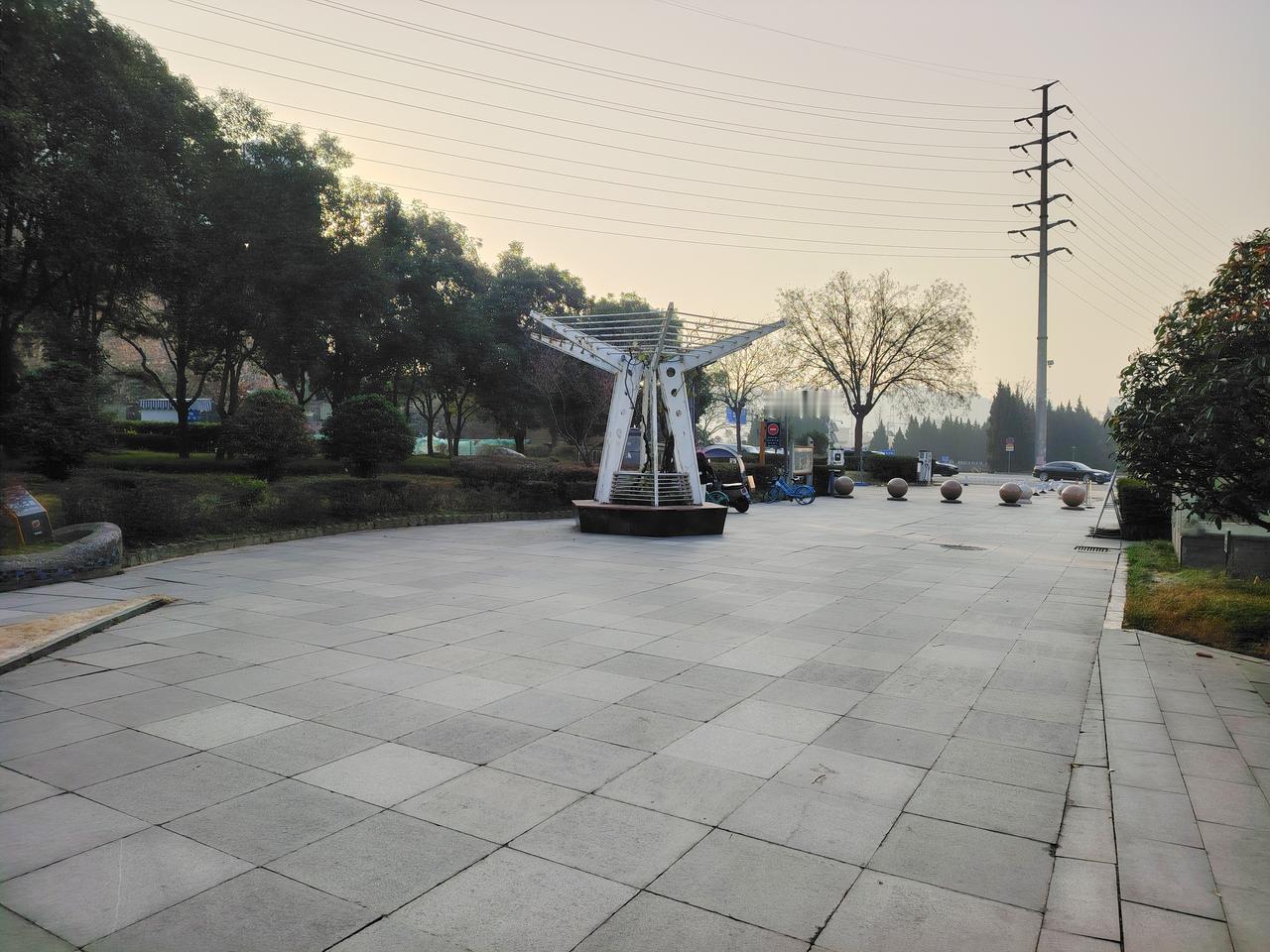 胡老师到学校担任校长后，极为重视为教师谋取福利。
老师们到校时间早，在家吃早饭颇