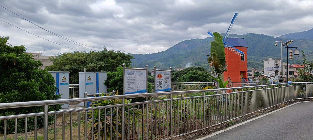可以，人形机器人在许多地方可以替换人类工作，如高档酒店、民宿做服务员，机器人在长