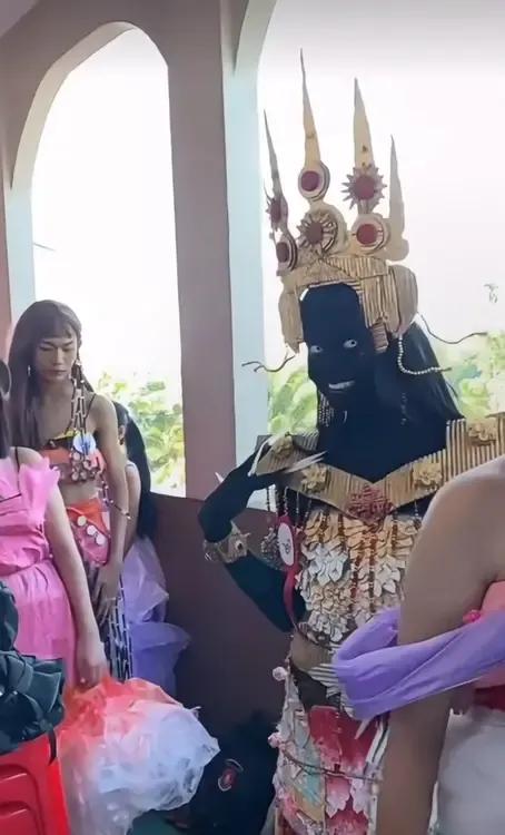 晚上如果玩捉迷藏，该如何破解？这新娘太漂亮了！