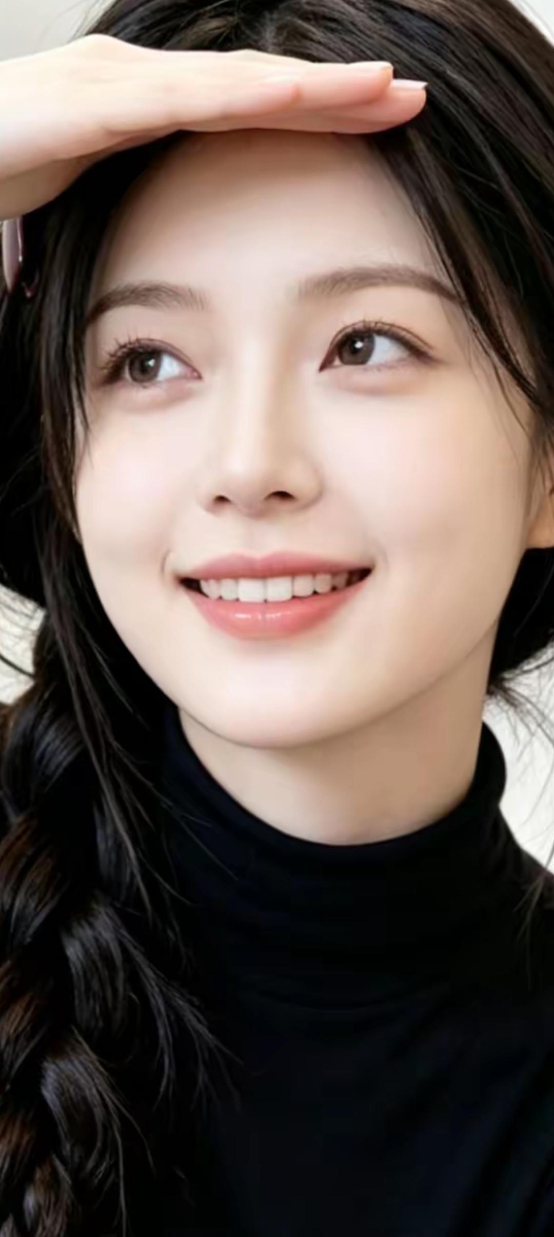 甜美笑容，黑发编辫，清新自然，元气满满！😊✨