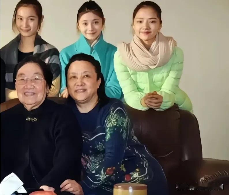 刘浩存和任敏原来还是高中同学，有点意外，合照中的刘浩存头好小，头身比例确实很好，