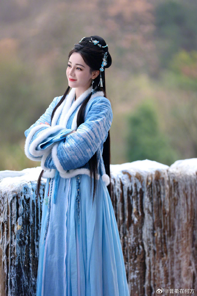 迪丽热巴古风造型氛围感雪落阶前，灯暖人间。红衣似火，蓝裙如溪。在时光里，把古风的