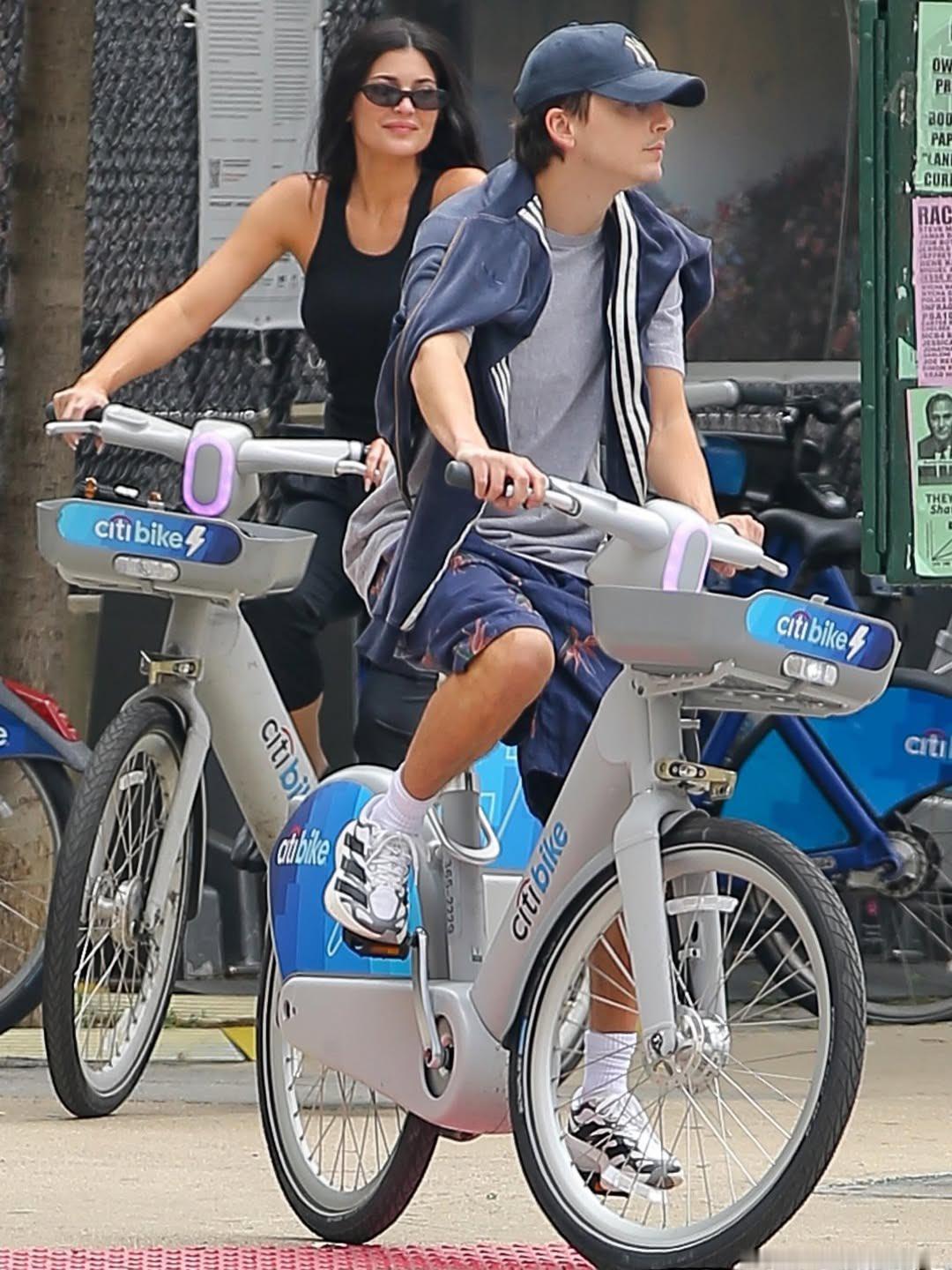 Timothée Chalamet和Kylie Jenner在纽约一起骑自行车~