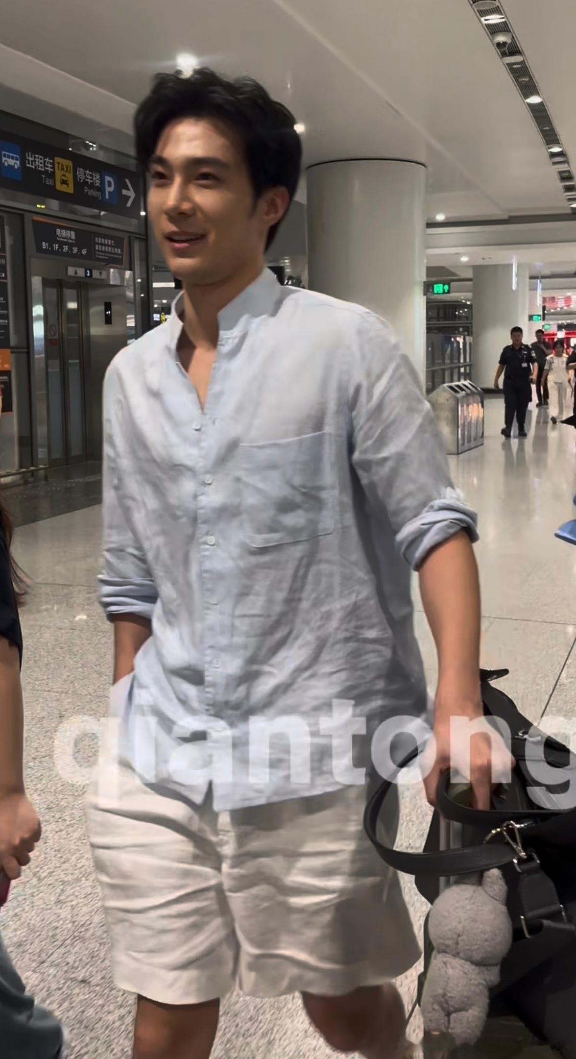 我心情很不好 扒了一下章博予的衬衫 ZEGNA Oasi Lino 亨利立领纯亚