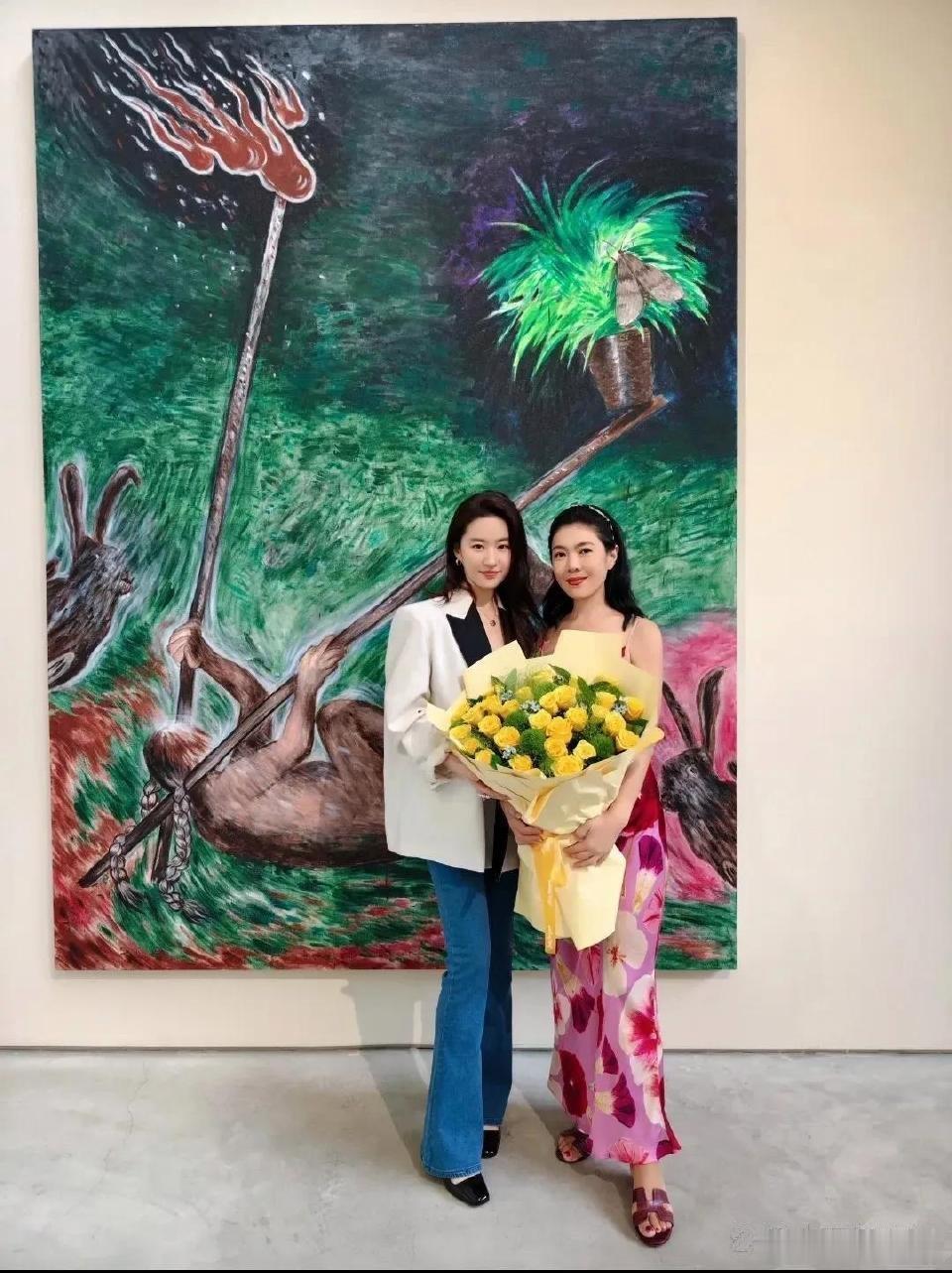 刘亦菲真善良！苏芒离职后，明星们都散了，只有她还陪苏芒去看展  