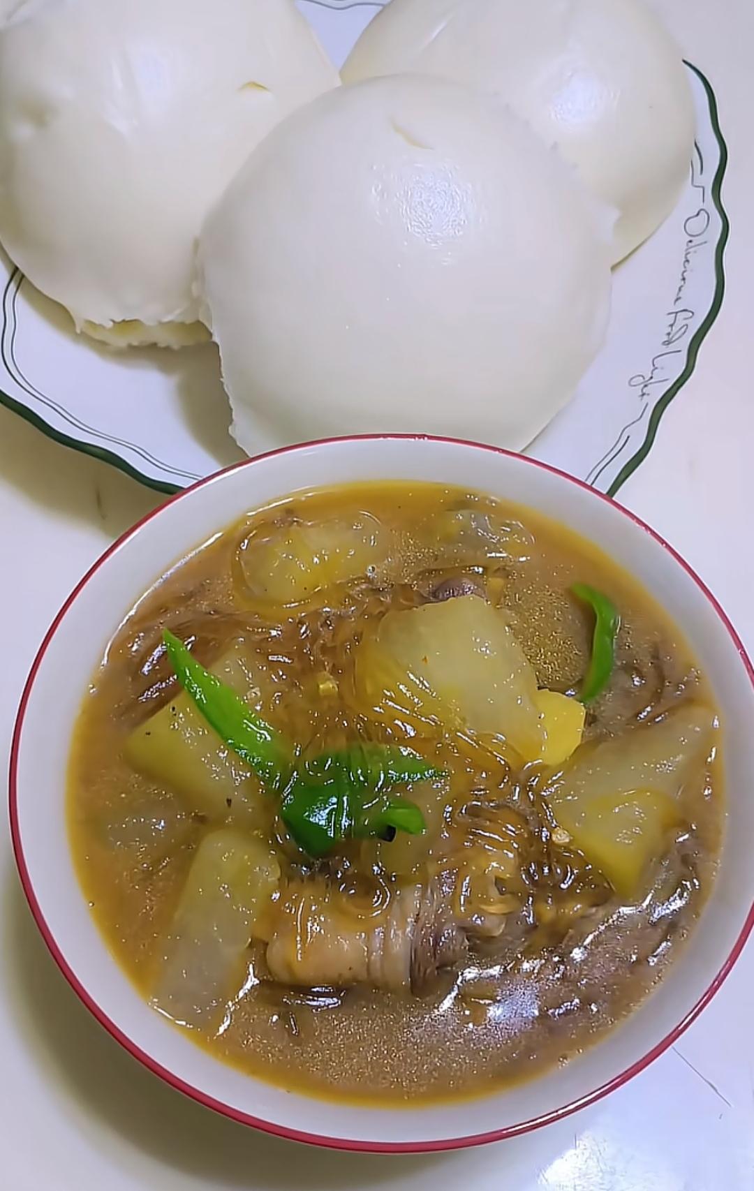 一碗热腾腾的菜真香！三个馒头一碗菜，这是什么菜？一个人的饭量怎么样？这饭量是北方