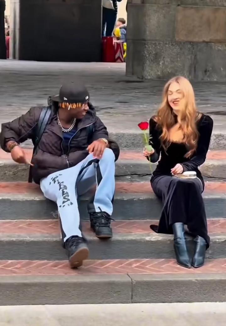 大部分优雅的美女其实都是孤独的，内心是狂热的。她们都期待着敢于表白的真诚男士去接