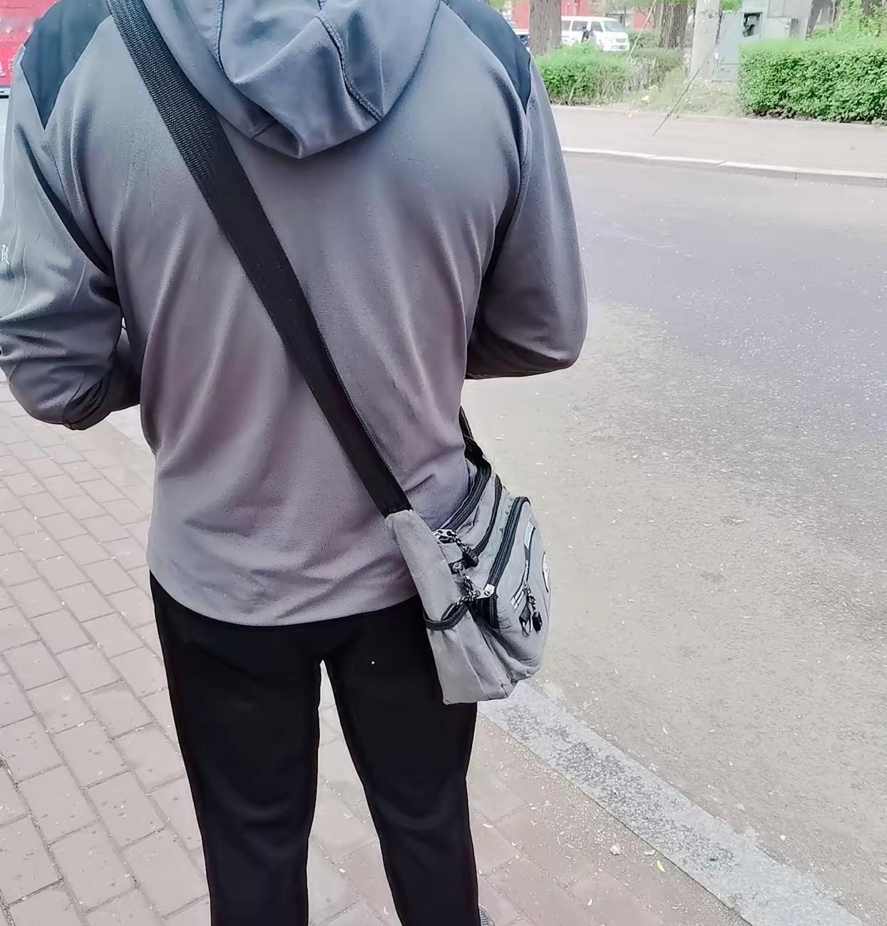 中年以后，是不是都是这样的标配
中老年人们出门，要带的东西多着呢。钥匙、雨伞、水