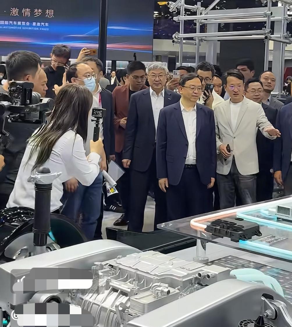 王传福点赞智界V9！

4月25日，北京车展第二日，比亚迪董事长王传福带领一众高