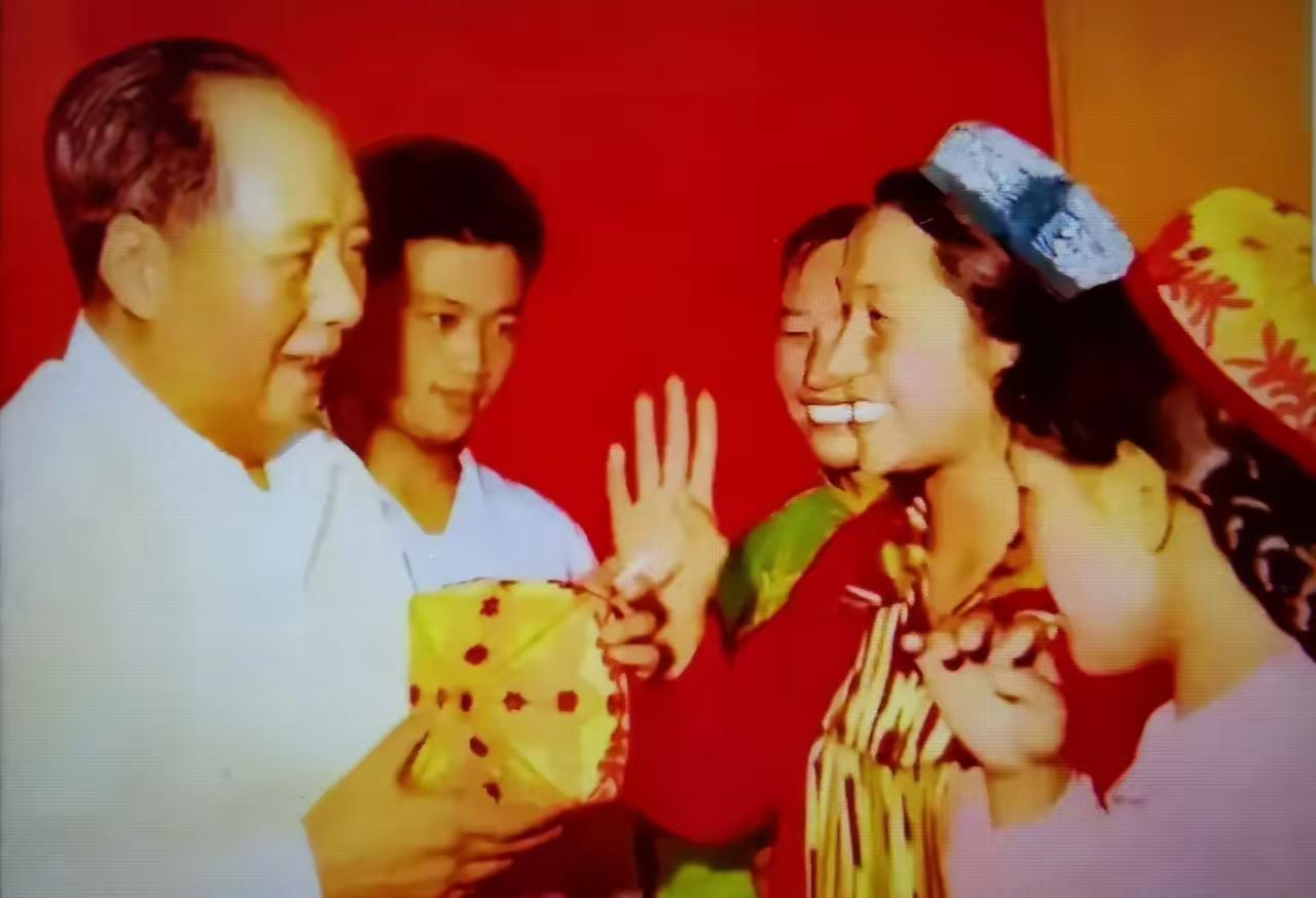 毛主席和少数民族百姓在一起