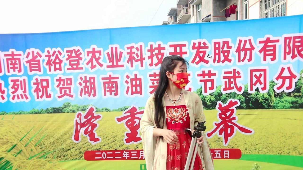 路边的野花不要采，别人的油菜不要摘。
油菜花在农民眼里是丰收是希望，但是总能看到