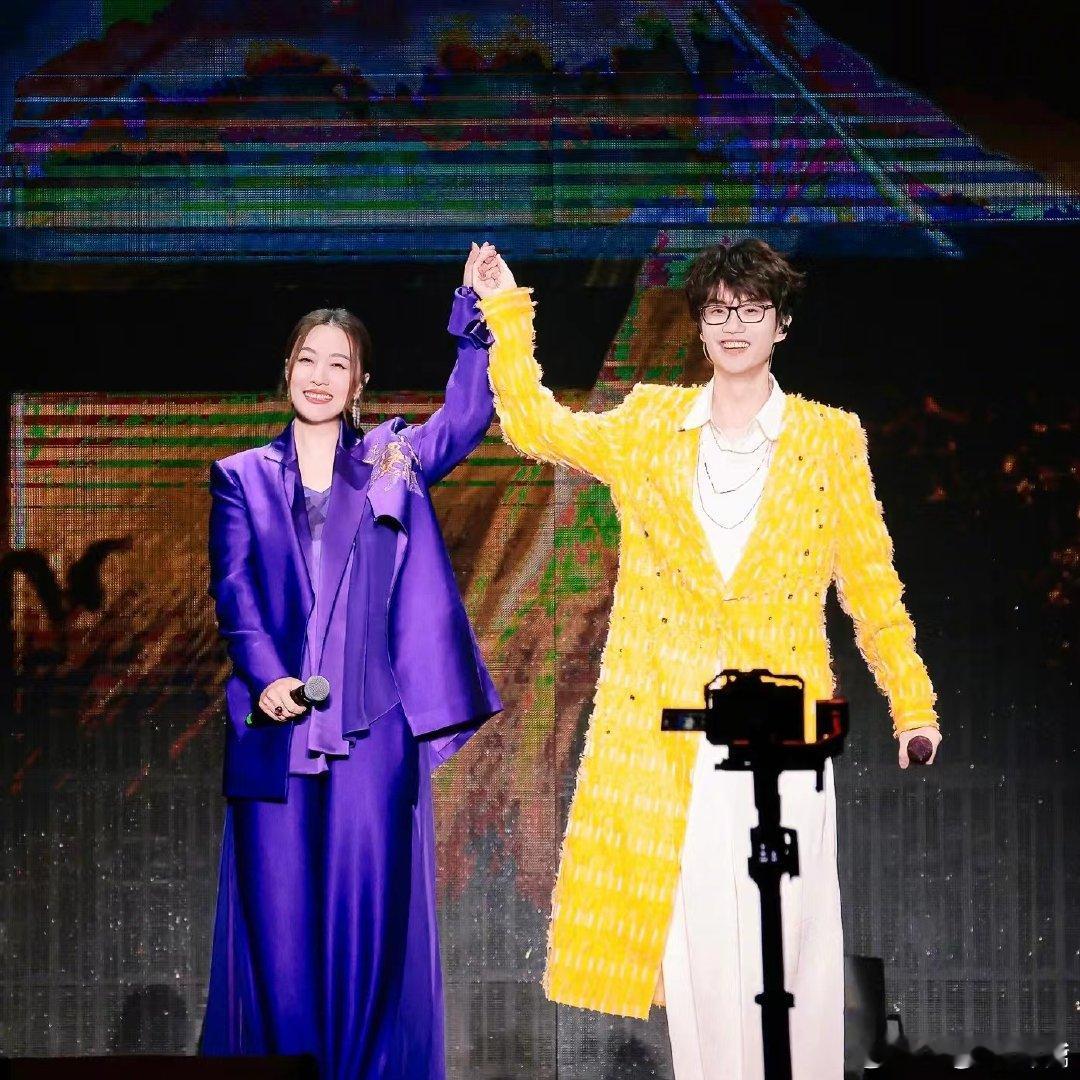 #许嵩谭晶合照##谭晶许嵩合照#许嵩呼吸之野演唱会苏州站惊喜嘉宾是谭晶，二人首次