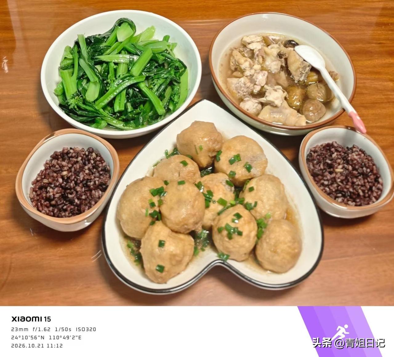 谁懂啊，家常菜才是最香的！
今天这顿午餐看着就很有胃口😋

桌上有吸满汤汁的油