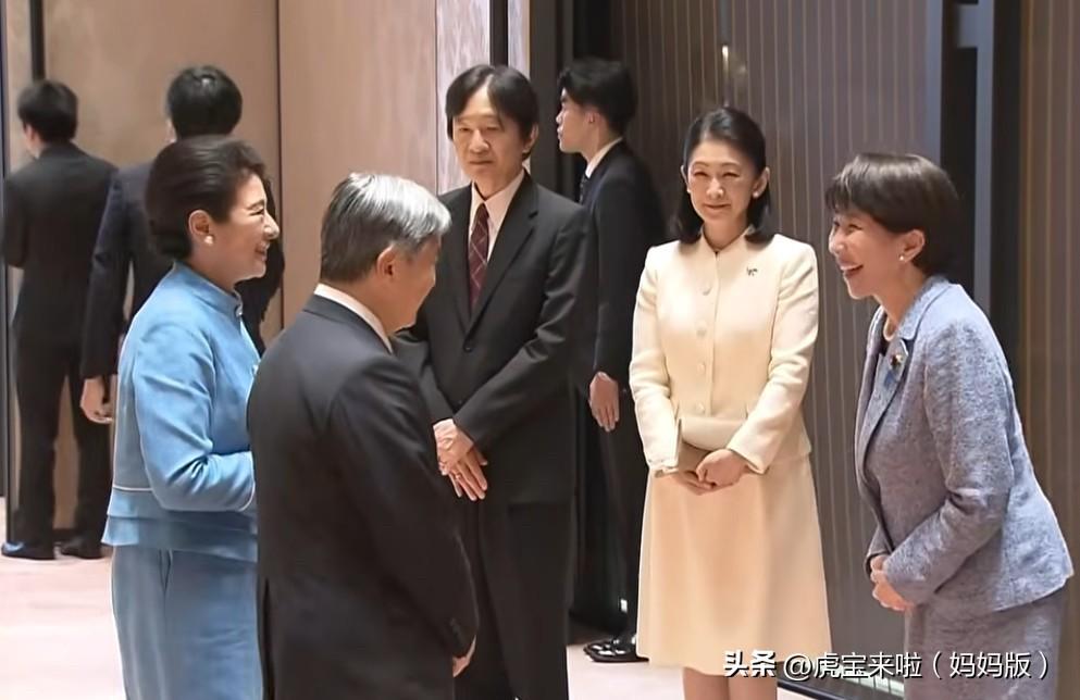 非常有意思的画面：德仁天皇夫妇结束访问，乘坐专机回国！他的弟弟两口子文仁夫妇和高