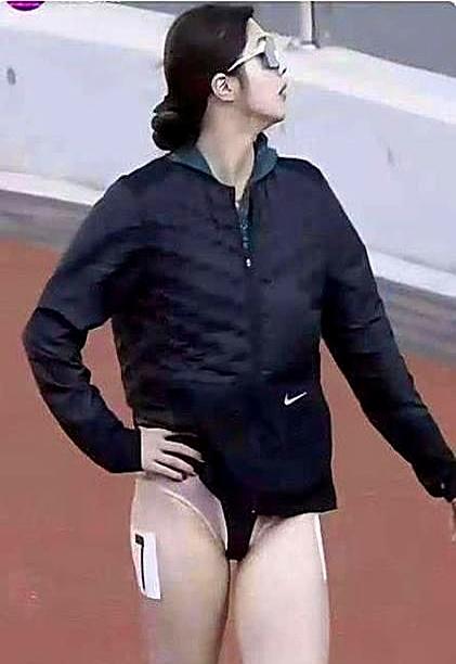 你敢信？零下15度的冰场，韩国女运动员上身裹厚羽绒服，下身只穿3分短裤！
不是
