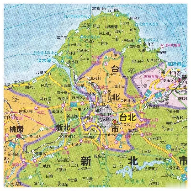 台北市四面被新北市包围，到海边还有一段距离，东有基隆港，西有淡水港，城区西侧有淡