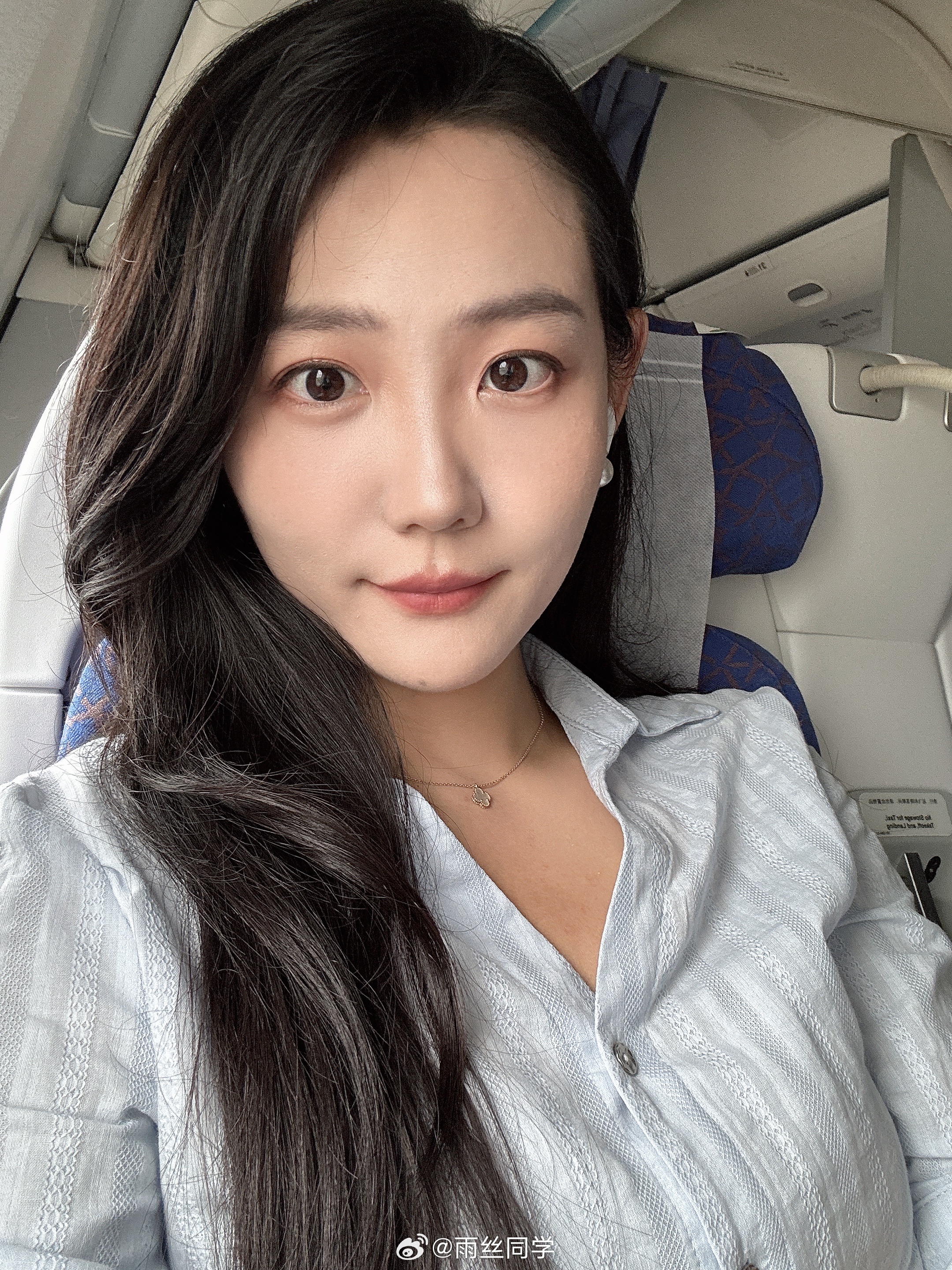 我好土鳖，南航的波音777明珠经济舱竟然有腿拖！能看出来我晒黑了吗，之前的粉底涂