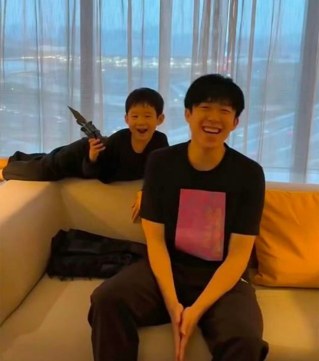 王楚钦和许昕儿子合照 开心的耶耶，给小朋友签名合影的大头！好温柔好温暖细节好赞呀