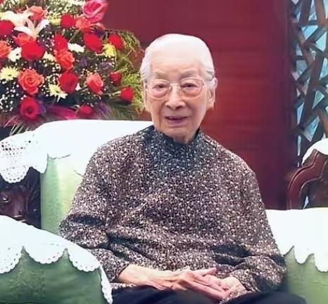 1994年5月29日，89岁的雷洁琼带队民进代表团参观韶山毛主席故居与毛主席纪念