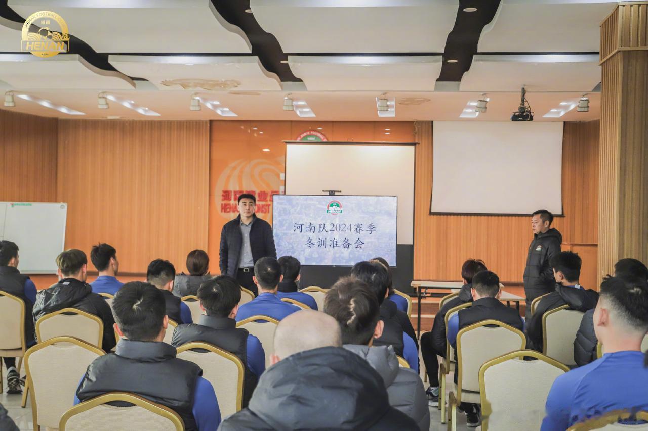 俱乐部副总正式进入角色，还有哪个球员敢在大头面前耍大牌，不听话？不怒自威啊[可爱