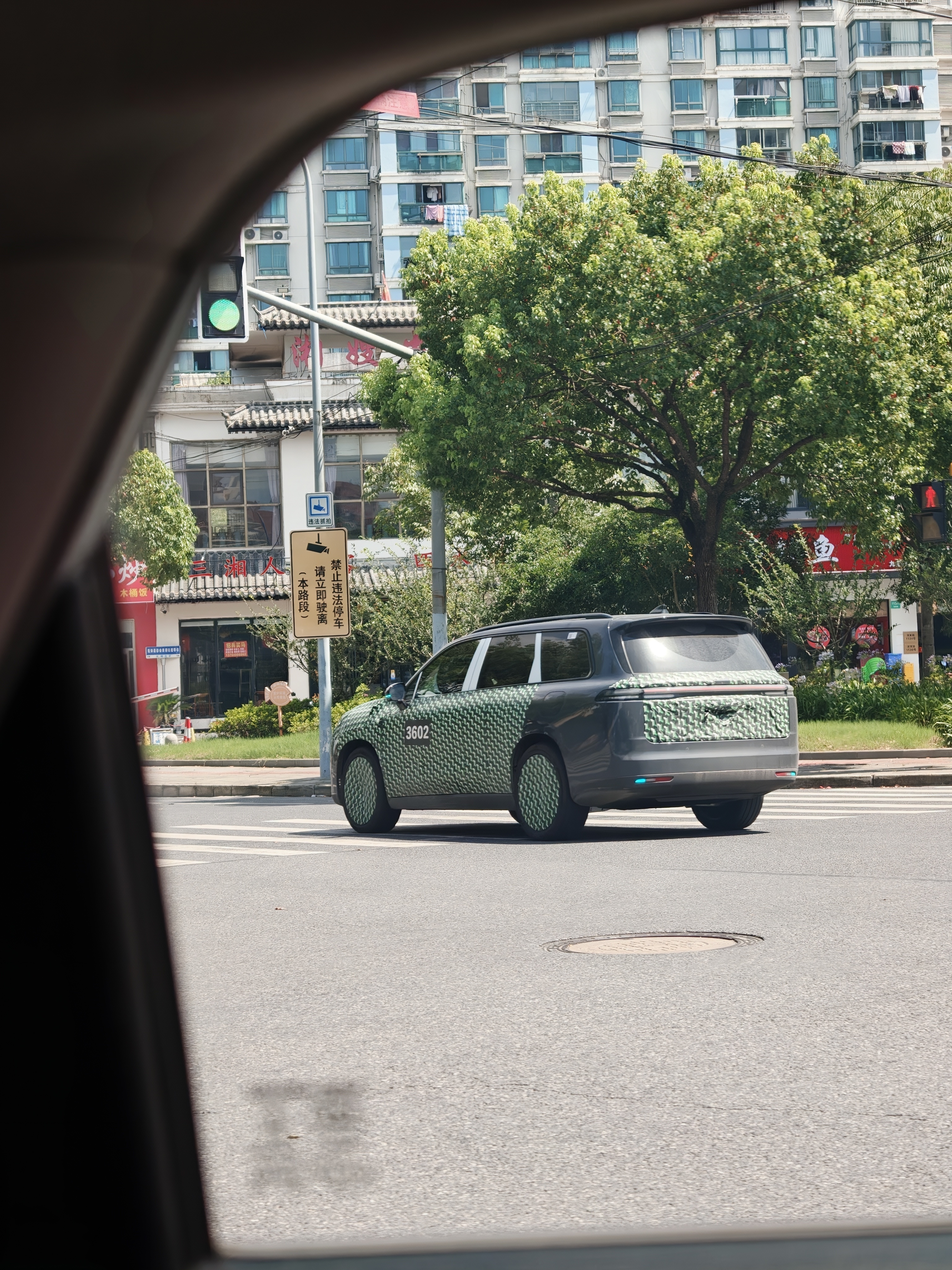 现在很多车的造型外观确实太接近了。 