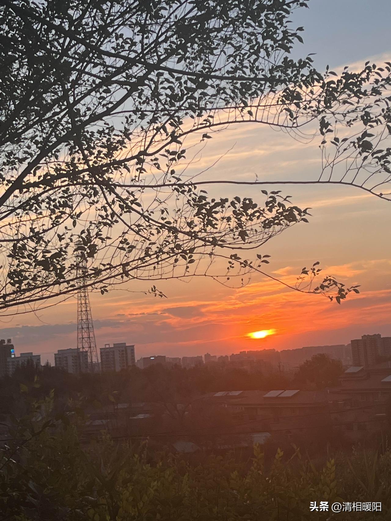 炊烟袅袅
与天边一抹橙红
默默相拥
夏风轻轻拂过
给静谧的夜
增添一抹诗意
时间