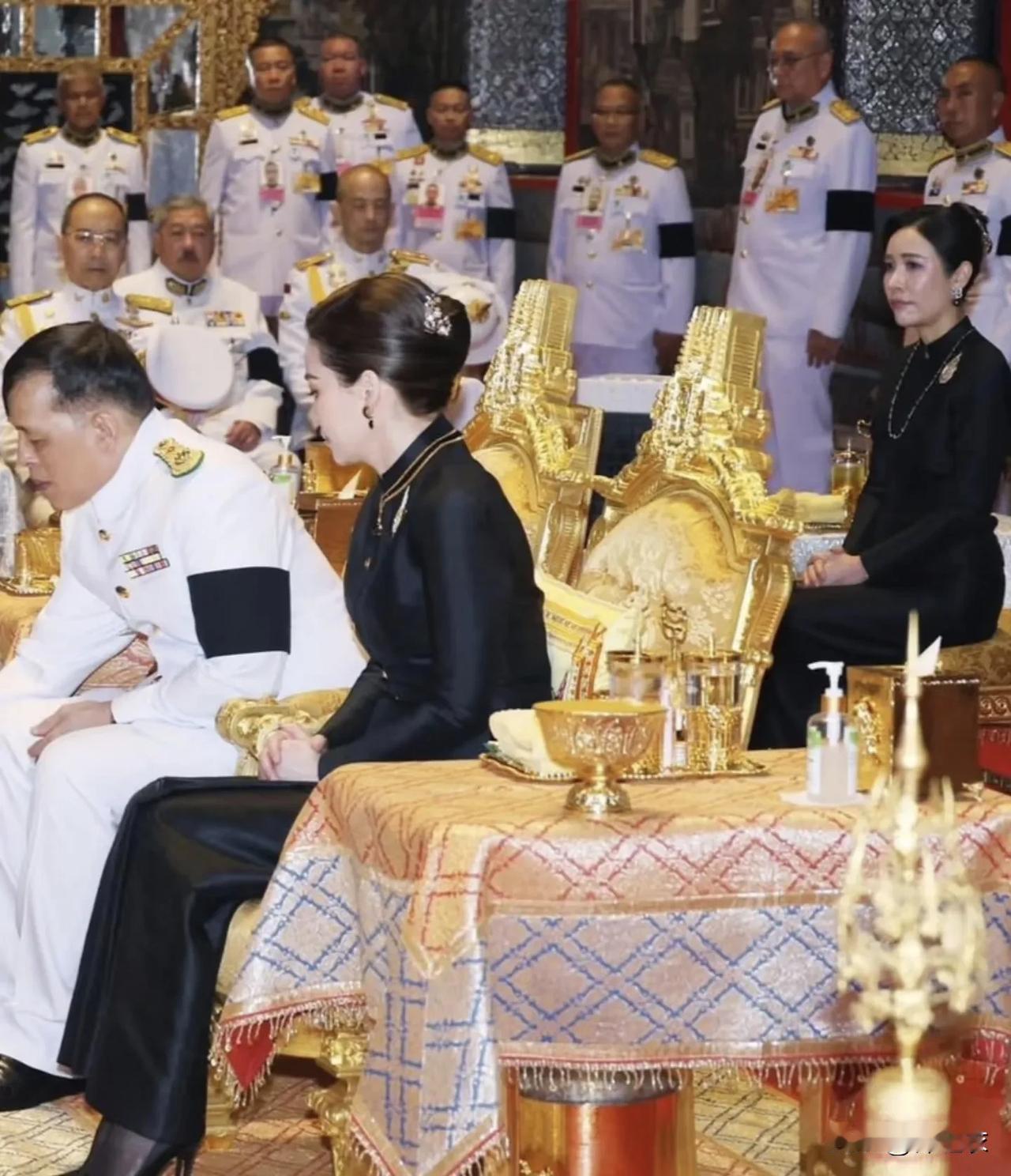 诗妮娜刚入宫的时候是跟西拉米争宠，更是死敌的关系，因此那时候诗妮娜和苏提达是盟友